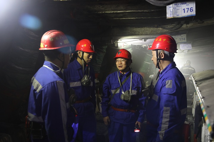 1611390478413858.jpeg 与职工同上同下.JPG