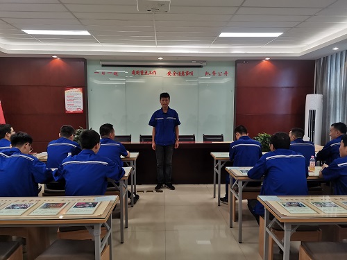 1655899776241153.jpeg 班前拔取职工讲述自身有过的不安全行为-牛庆摄.jpg