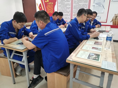 1655899788368556.jpeg 班后进建室内职工参加链工宝的新安法知几多答题-牛庆.jpg