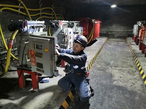 1655899795424888.jpeg 电工班组长李宁在检建-牛庆摄.jpg