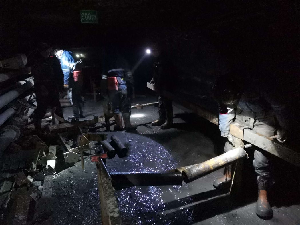 1685504572282807.jpeg 职工在装置皮带中央架-牛庆摄.jpg