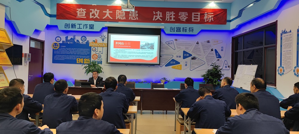 1698732893338423.jpeg 在第二项目部讲党课现场 赵婷提供.jpg