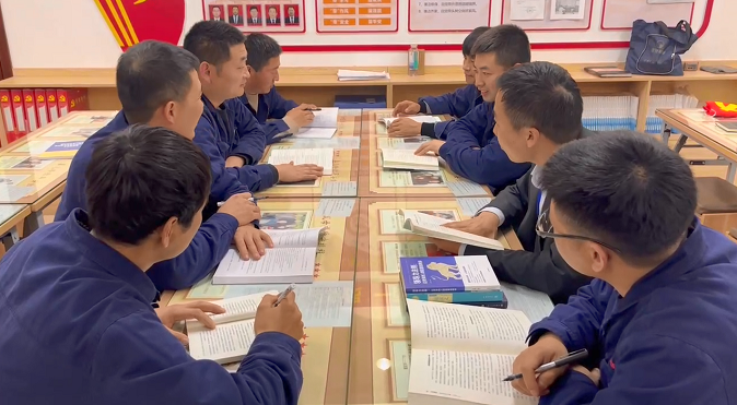 1706703437849634.png 支部书记带头学理论.png