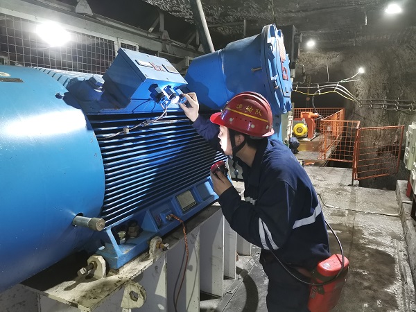 1706703451754942.jpeg 党员带头查隐患.jpg