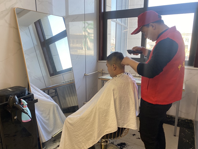 1710204380596044.jpeg 在进行理发.jpg