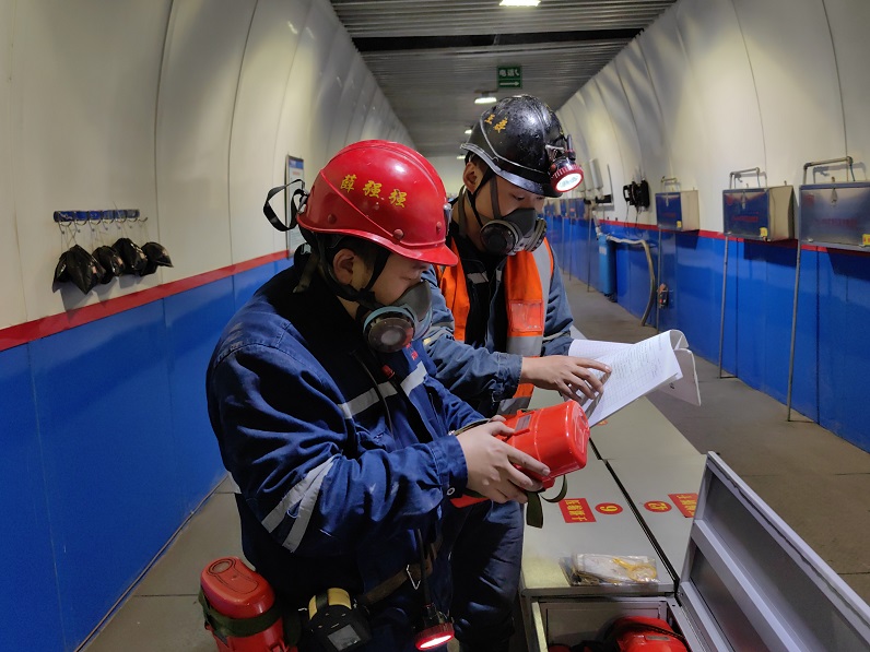 1719294843393127.jpeg 透风队党支部书记查抄永远出亡硐室内自救器无缺情况.jpg